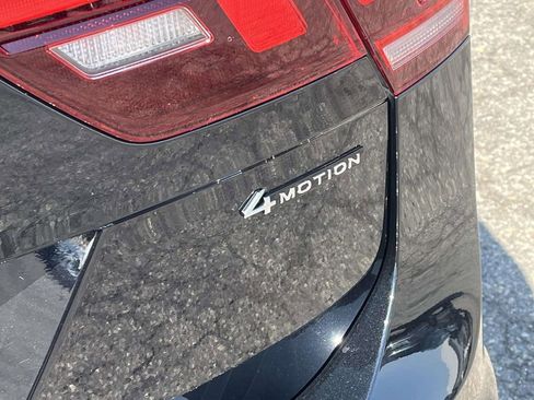 Used 2023 Volkswagen Tiguan SE w/ Panoramic Sunroof Package image 12