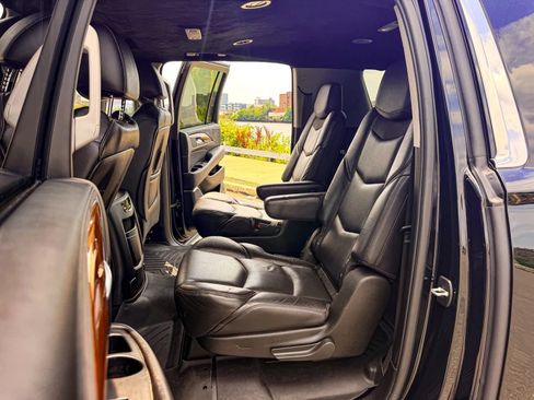 Used 2020 Cadillac Escalade ESV Luxury AWD/4WD image 15