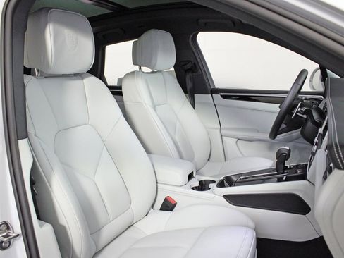 Certified 2025 Porsche Macan image 39
