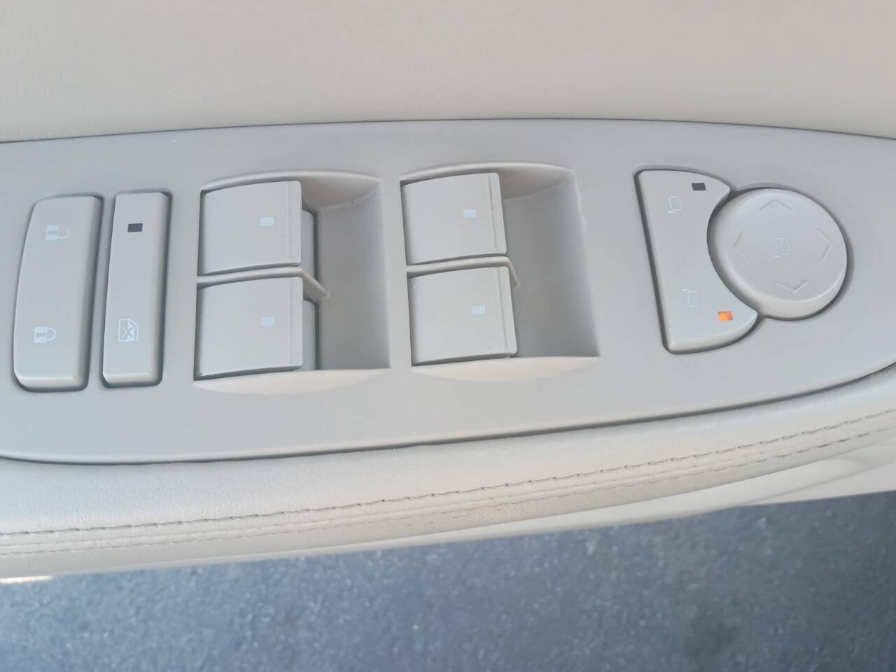 Used 2010 Cadillac DTS Luxury FWD image 16