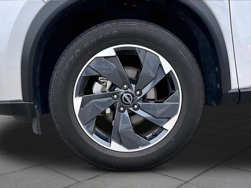 Used 2024 Nissan Rogue SV image 10