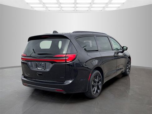 Used 2024 Chrysler Pacifica Touring-L w/ S Appearance Package image 5