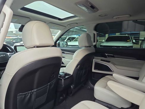 Used 2022 Kia Telluride EX w/ EX Premium Package image 11