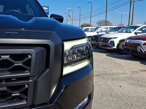 Used 2024 Nissan Frontier PRO-4X image 9