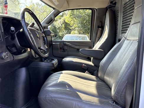 Used 2017 Chevrolet Express 3500 image 9