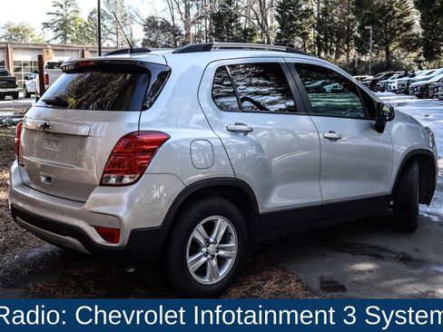 Used 2020 Chevrolet Trax LT w/ Sun & Sound Package image 8