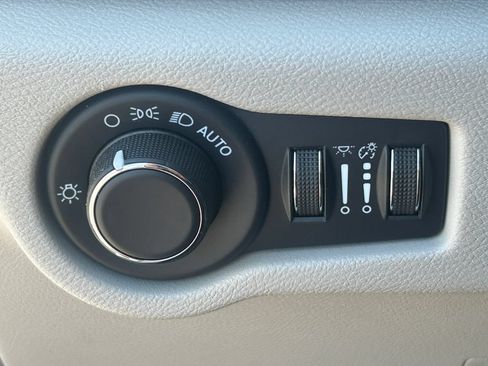 Used 2023 Chrysler Voyager LX FWD image 22
