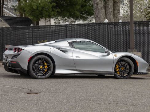 Used 2022 Ferrari F8 Tributo RWD image 39