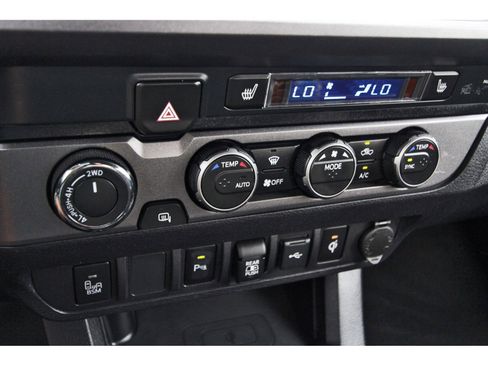 Used 2020 Toyota Tacoma TRD Sport w/ TRD Premium Sport Package AWD/4WD image 27
