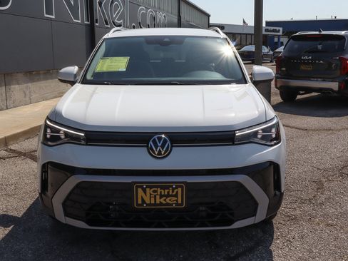 Used 2026 Volkswagen Taos SE FWD image 2
