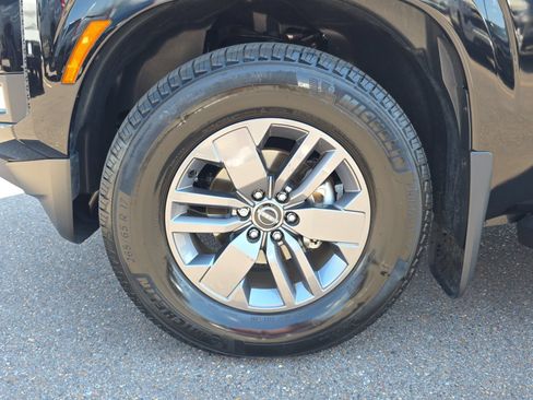 Used 2025 Nissan Frontier SV w/ SV Convenience Package RWD image 9