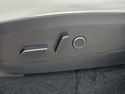 Used 2023 Tesla Model Y Long Range AWD/4WD image 23