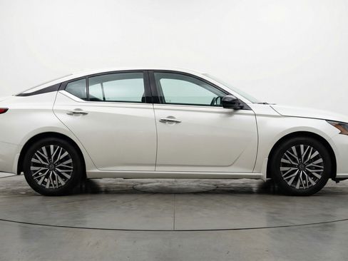 Used 2025 Nissan Altima 2.5 SV image 11