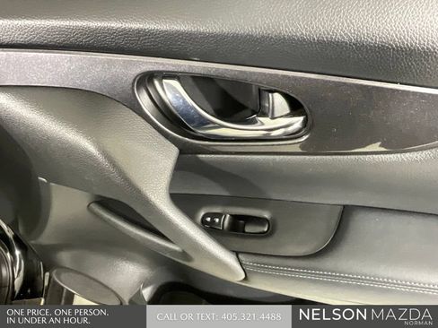 Used 2017 Nissan Rogue SV FWD image 21