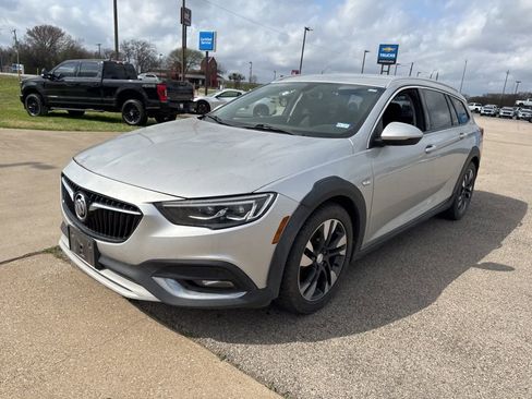 Used 2018 Buick Regal Preferred w/ Sights and Sounds Package image 2