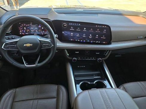 Certified 2025 Chevrolet Suburban High Country AWD/4WD image 17