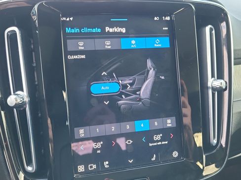 Certified 2023 Volvo XC40 B5 Ultimate w/ Protection Package Premier image 19