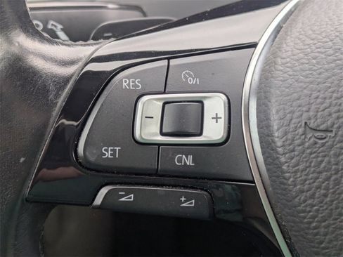 Used 2017 Volkswagen Golf S image 25