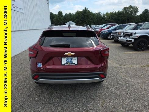 Used 2025 Chevrolet Trax LT FWD image 10