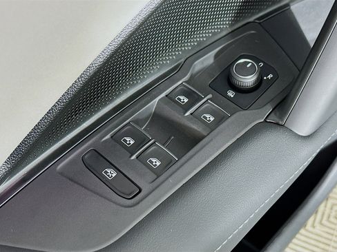 New 2025 Volkswagen Tiguan SE image 17