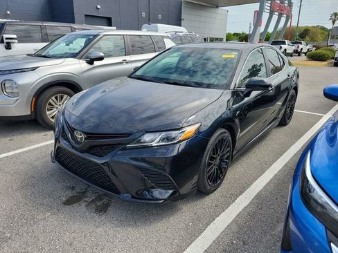 Used 2020 Toyota Camry SE image 3