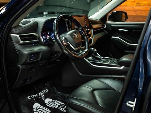 Used 2022 Toyota Highlander XLE image 9