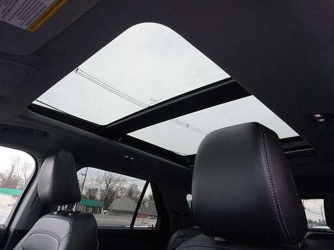 Used 2022 Ford Explorer XLT w/ Equipment Group 202A image 23