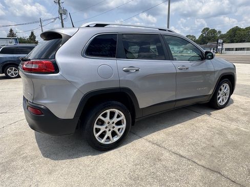 Used 2018 Jeep Cherokee Latitude w/ Cold Weather Group FWD image 5