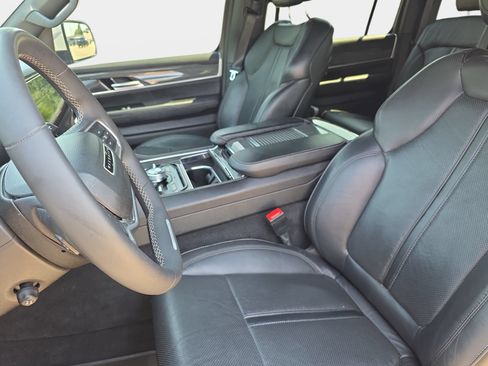 Used 2022 Jeep Wagoneer Series III AWD/4WD image 15