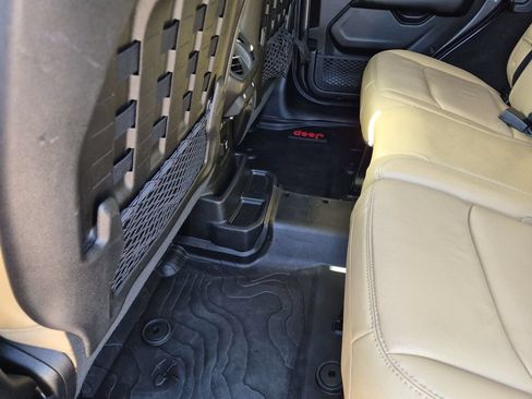 Used 2018 Jeep Wrangler Unlimited Rubicon AWD/4WD image 38
