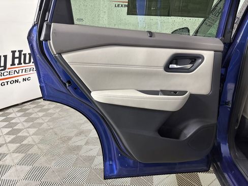 Used 2023 Nissan Rogue SL w/ SL Premium Package image 23