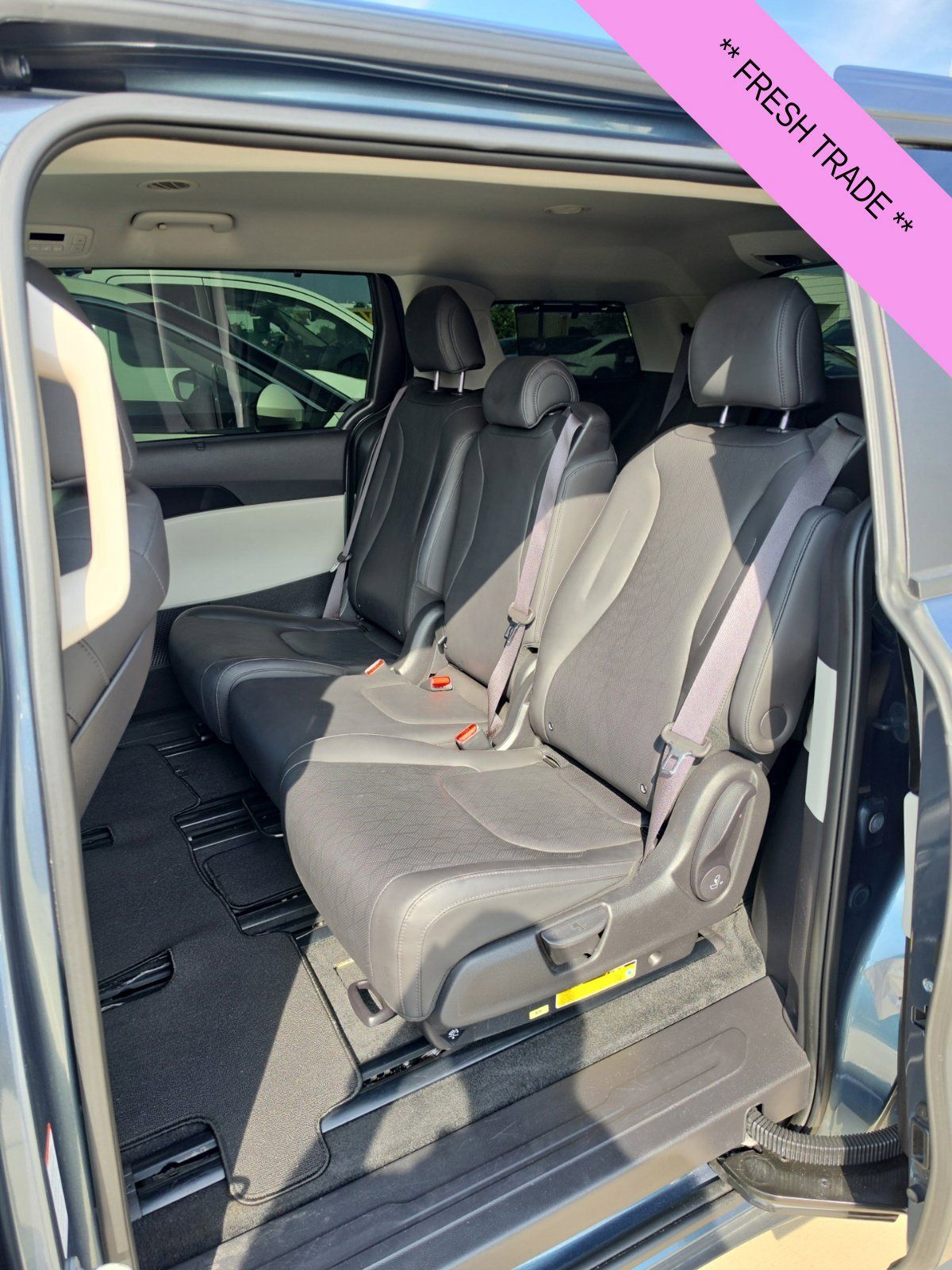 Used 2024 Kia Carnival EX FWD image 17