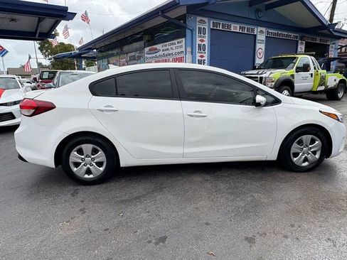 Used 2017 Kia Forte LX image 5