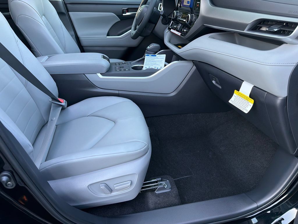 New 2026 Toyota Highlander XLE AWD/4WD image 17