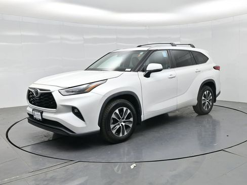 Used 2023 Toyota Highlander XLE AWD/4WD image 49