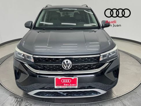 Used 2022 Volkswagen Taos SE w/ Panoramic Sunroof Package FWD image 2