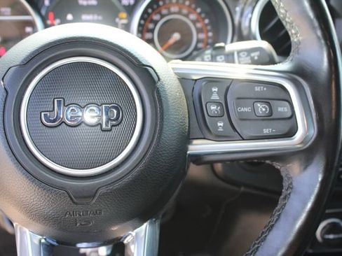Used 2022 Jeep Wrangler Unlimited Sahara AWD/4WD image 15