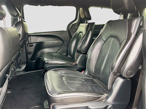 Used 2019 Chrysler Pacifica Touring-L w/ S Appearance Package image 23
