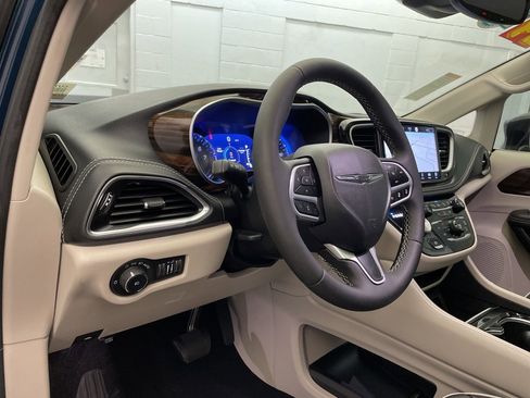Certified 2024 Chrysler Pacifica Limited image 19