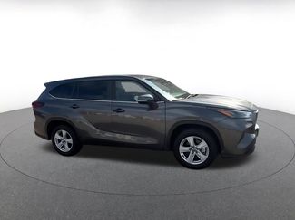 Used 2025 Toyota Highlander LE FWD video 2