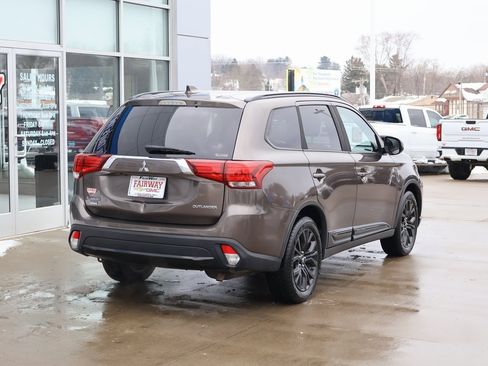 Used 2018 Mitsubishi Outlander ES image 3