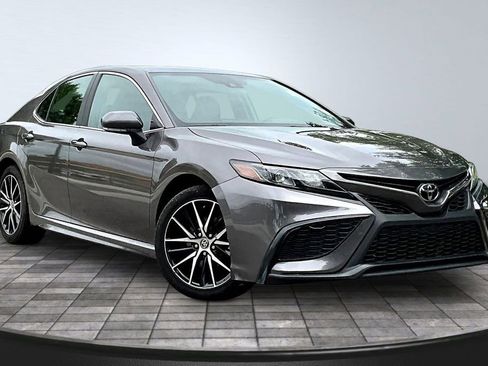 Used 2024 Toyota Camry SE FWD image 3