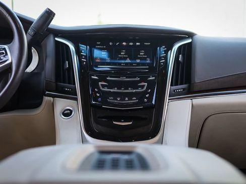 Used 2017 Cadillac Escalade Luxury AWD/4WD image 25