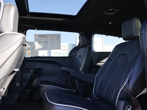 New 2026 Chrysler Pacifica Limited image 9
