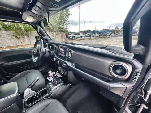 Used 2018 Jeep Wrangler Unlimited Sahara AWD/4WD image 28