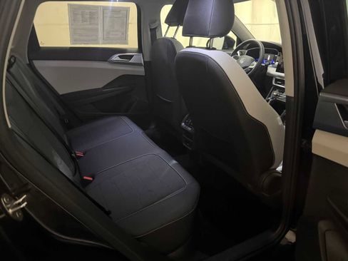 Certified 2025 Volkswagen Taos SE w/ Panoramic Sunroof Package image 25