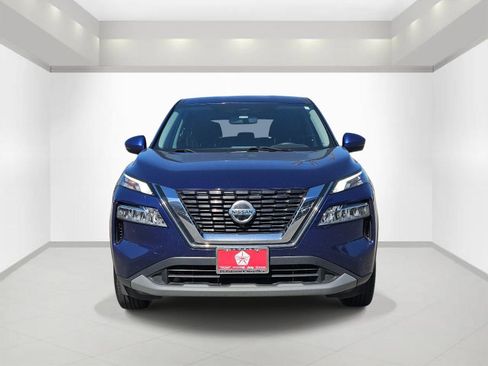 Used 2021 Nissan Rogue SV image 2