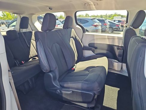 Used 2018 Chrysler Pacifica L FWD image 27