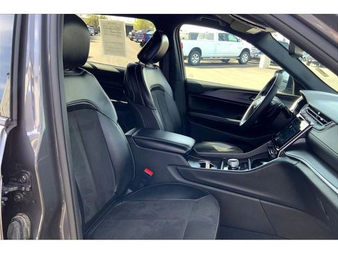 Used 2024 Jeep Grand Cherokee L Laredo image 8