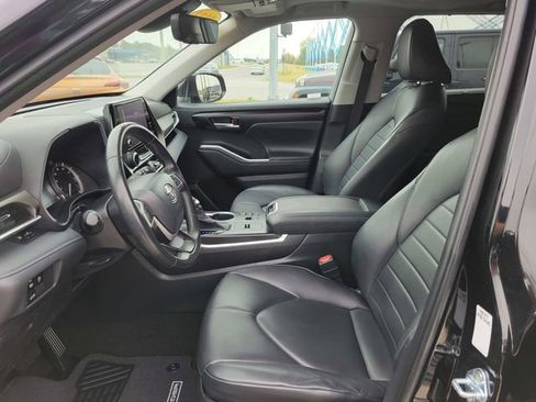 Used 2023 Toyota Highlander XLE image 16